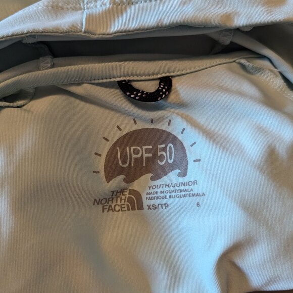 Girls North Face Amphibious long sleeve rash guard - Picture 2 of 6